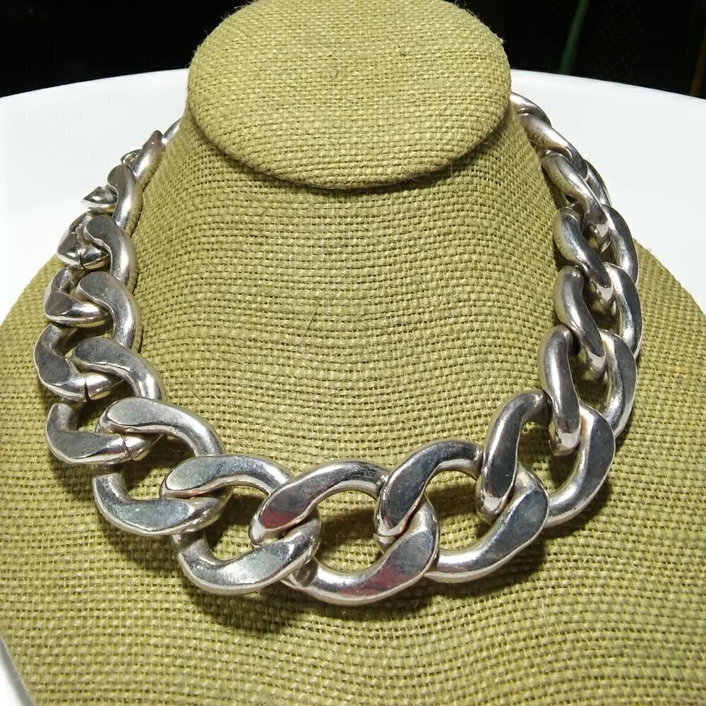 Women`s huge silver tone link statement necklace. - Picture 1 of 2